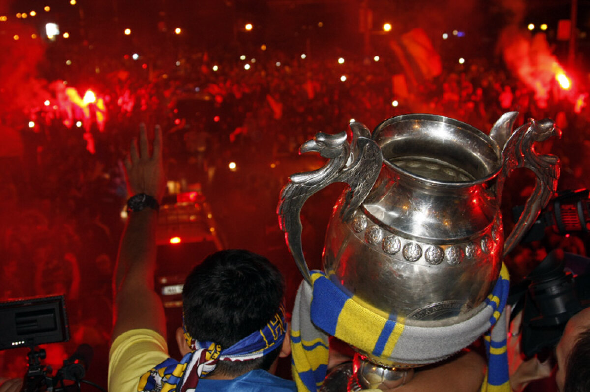 FOTO Dans cu 50.000 de "lupi" » Jucătorii Petrolului au avut parte de o primire fastuoasă din partea fanilor la Ploieşti