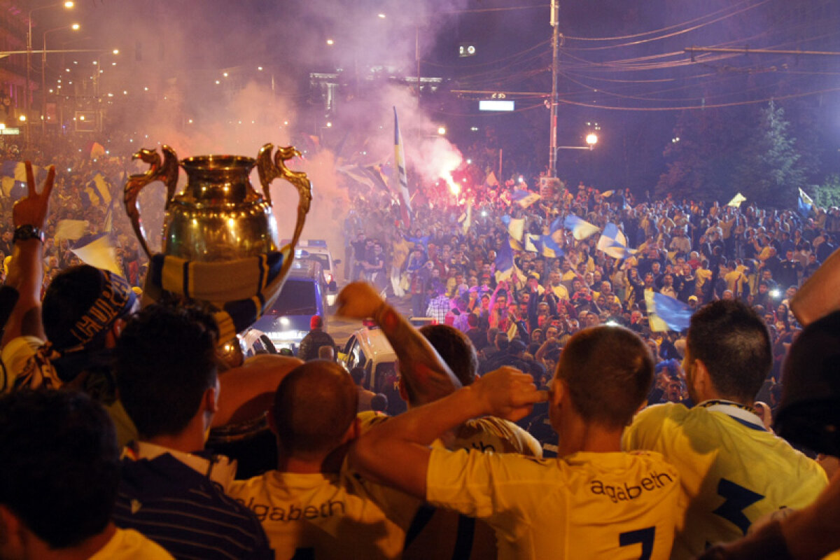 FOTO Dans cu 50.000 de "lupi" » Jucătorii Petrolului au avut parte de o primire fastuoasă din partea fanilor la Ploieşti