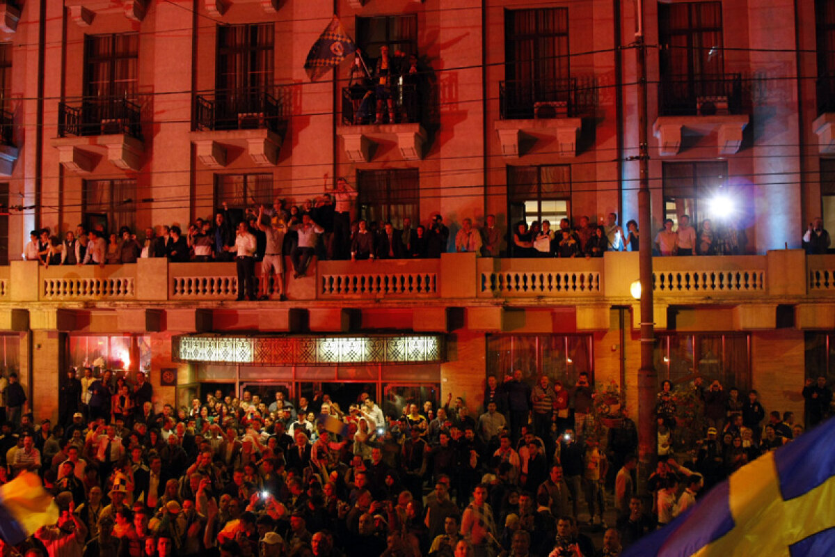 FOTO Dans cu 50.000 de "lupi" » Jucătorii Petrolului au avut parte de o primire fastuoasă din partea fanilor la Ploieşti