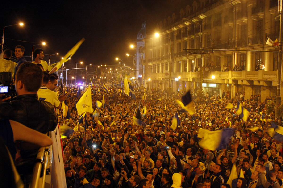 FOTO Dans cu 50.000 de "lupi" » Jucătorii Petrolului au avut parte de o primire fastuoasă din partea fanilor la Ploieşti