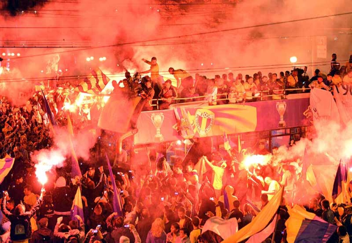 FOTO Dans cu 50.000 de "lupi" » Jucătorii Petrolului au avut parte de o primire fastuoasă din partea fanilor la Ploieşti