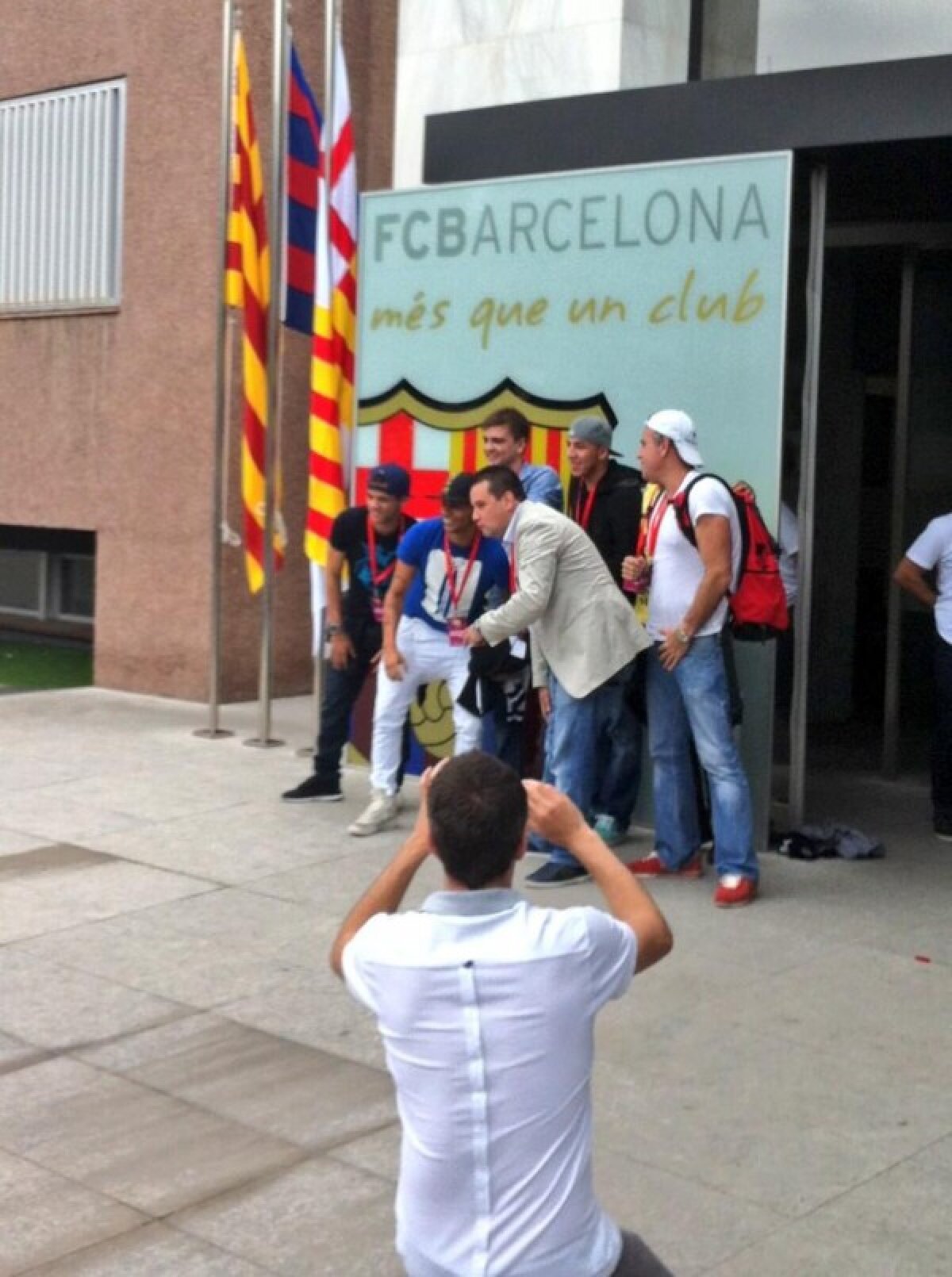 VIDEO şi FOTO » Neymar la prezentarea oficială pe Camp Nou: "Am venit să-l ajut pe Messi să rămînă cel mai bun din lume!"