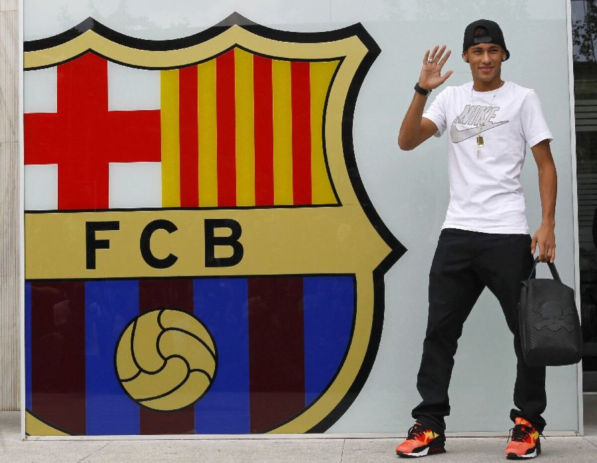 VIDEO şi FOTO » Neymar la prezentarea oficială pe Camp Nou: "Am venit să-l ajut pe Messi să rămînă cel mai bun din lume!"