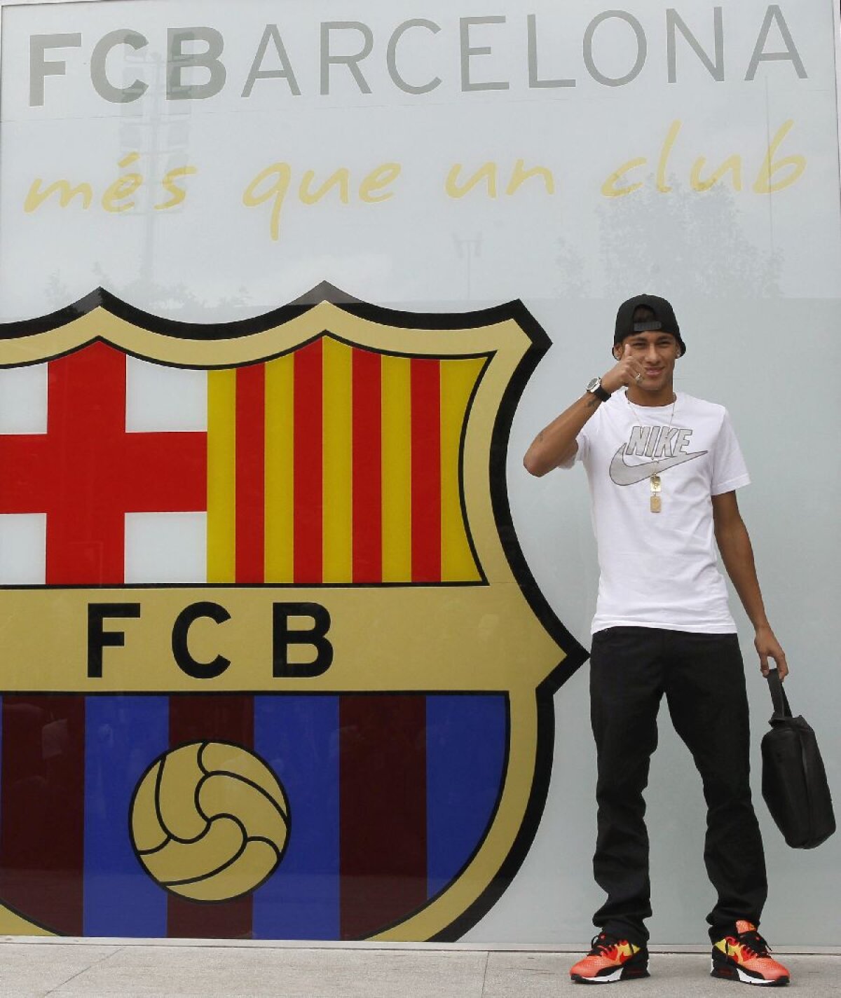 VIDEO şi FOTO » Neymar la prezentarea oficială pe Camp Nou: "Am venit să-l ajut pe Messi să rămînă cel mai bun din lume!"