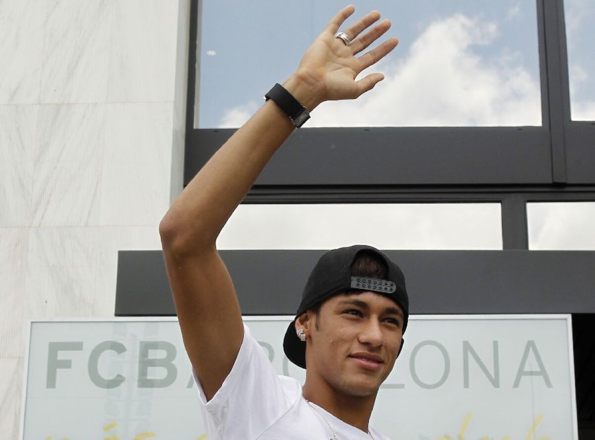 VIDEO şi FOTO » Neymar la prezentarea oficială pe Camp Nou: "Am venit să-l ajut pe Messi să rămînă cel mai bun din lume!"