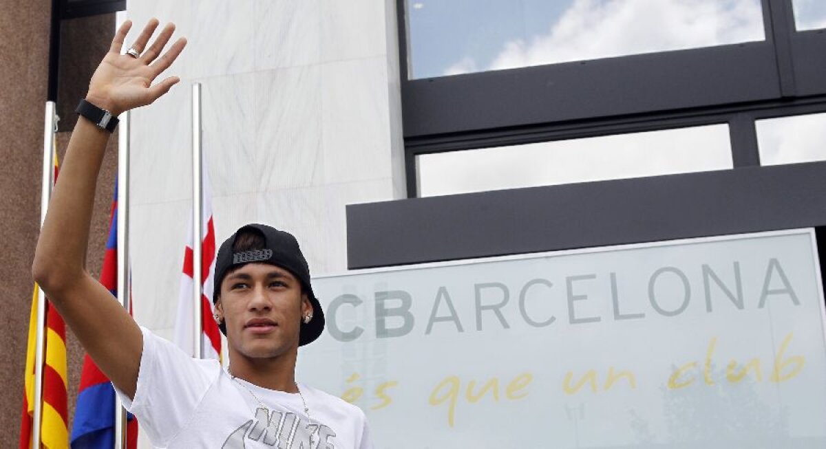 VIDEO şi FOTO » Neymar la prezentarea oficială pe Camp Nou: "Am venit să-l ajut pe Messi să rămînă cel mai bun din lume!"