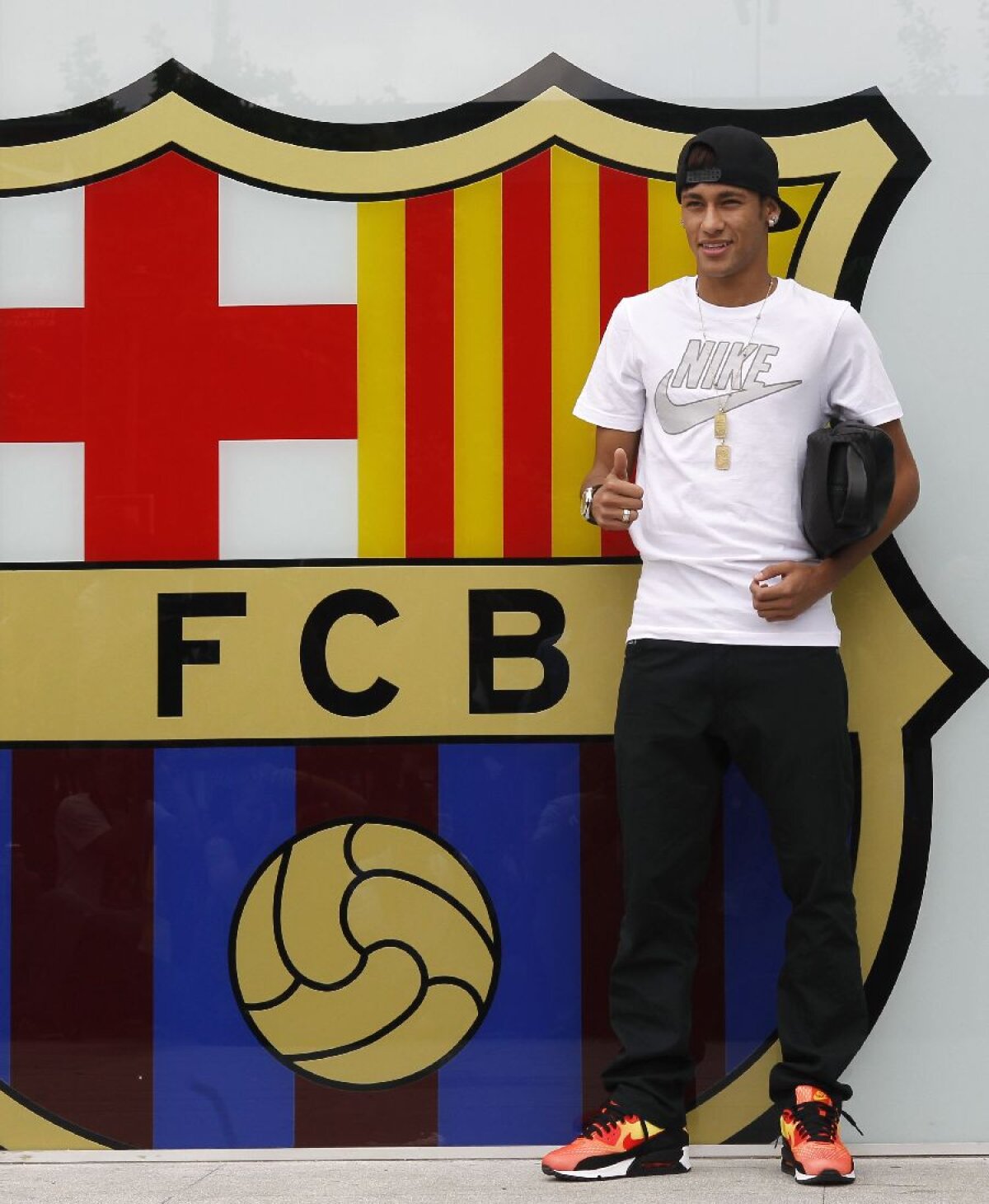 VIDEO şi FOTO » Neymar la prezentarea oficială pe Camp Nou: "Am venit să-l ajut pe Messi să rămînă cel mai bun din lume!"