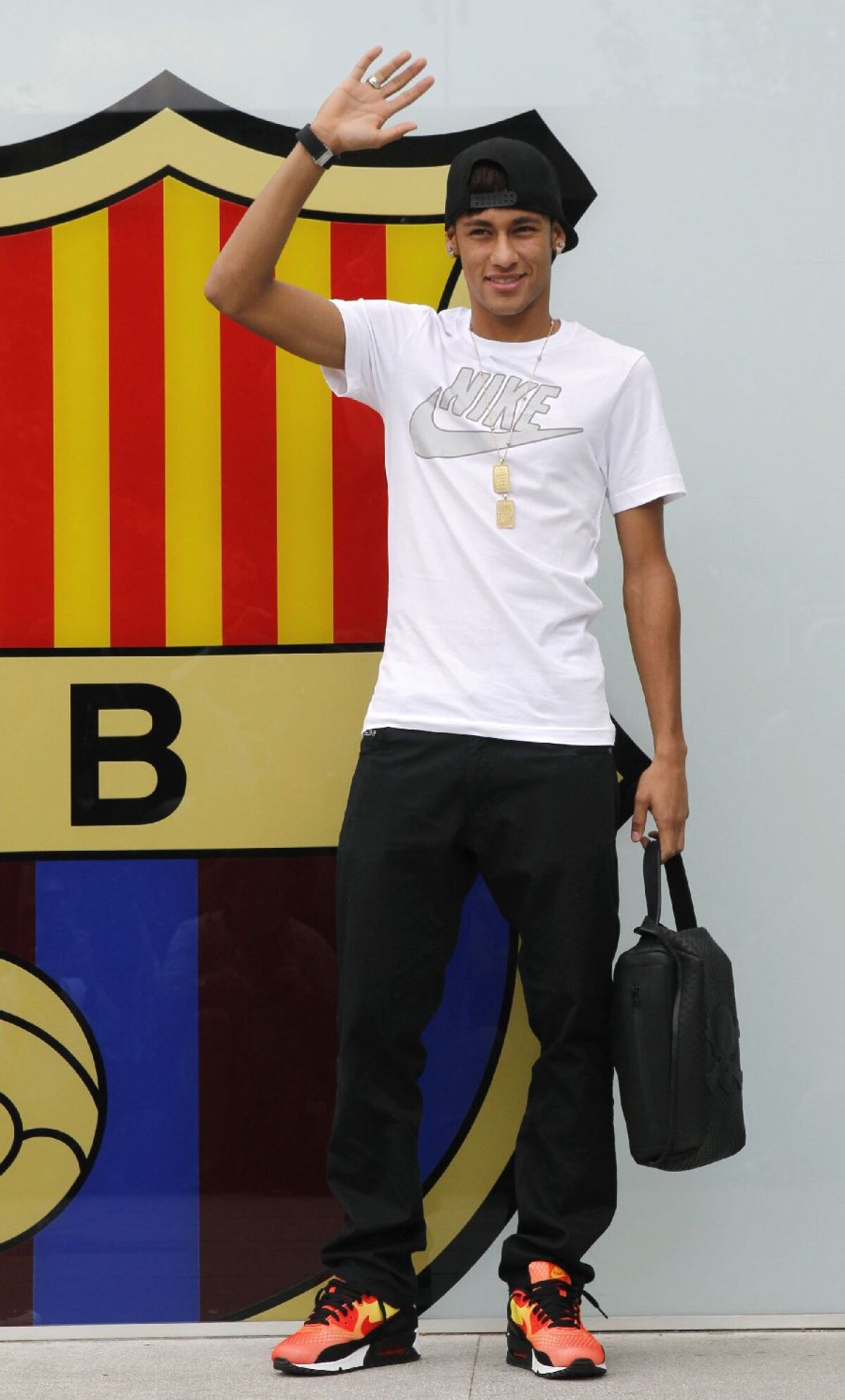 VIDEO şi FOTO » Neymar la prezentarea oficială pe Camp Nou: "Am venit să-l ajut pe Messi să rămînă cel mai bun din lume!"