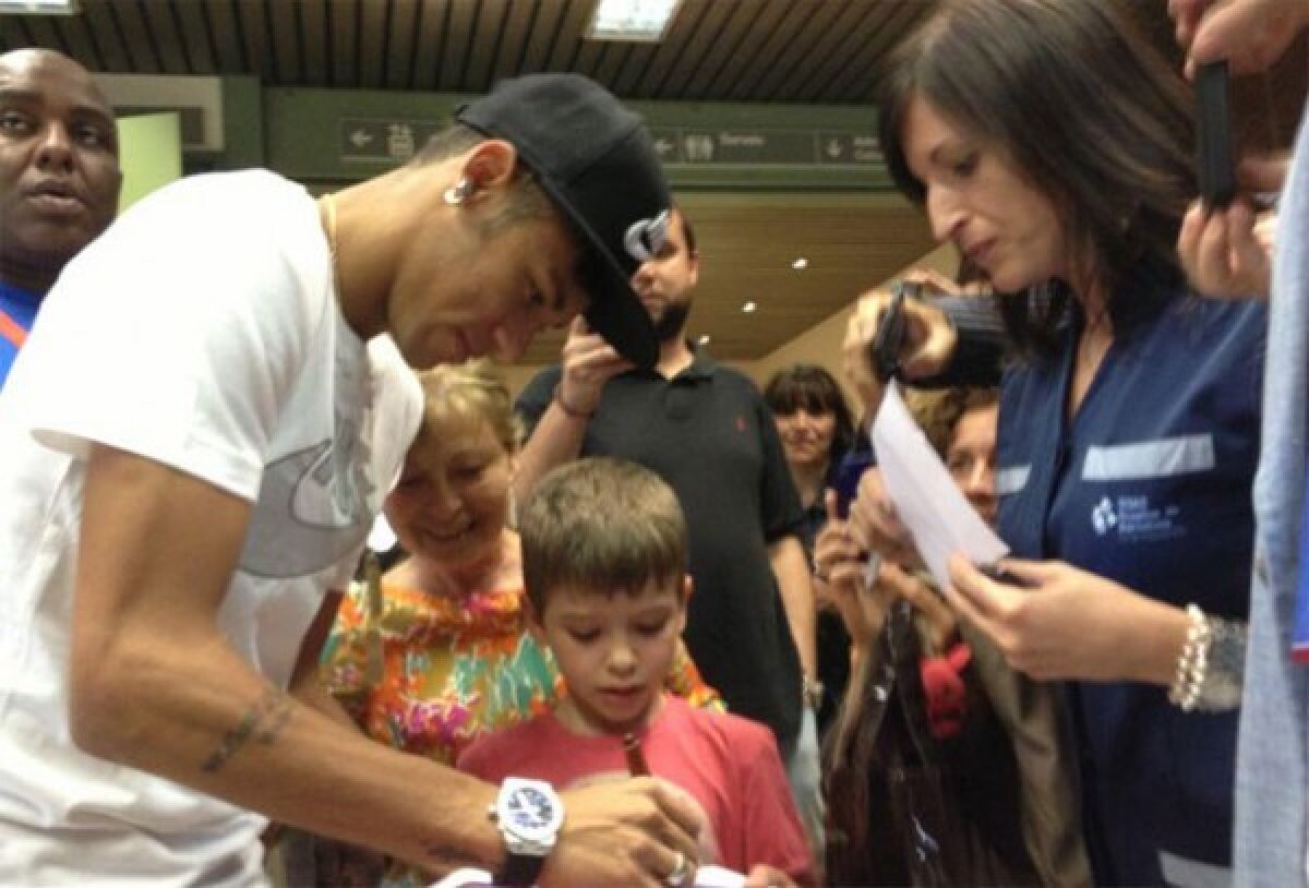 VIDEO şi FOTO » Neymar la prezentarea oficială pe Camp Nou: "Am venit să-l ajut pe Messi să rămînă cel mai bun din lume!"