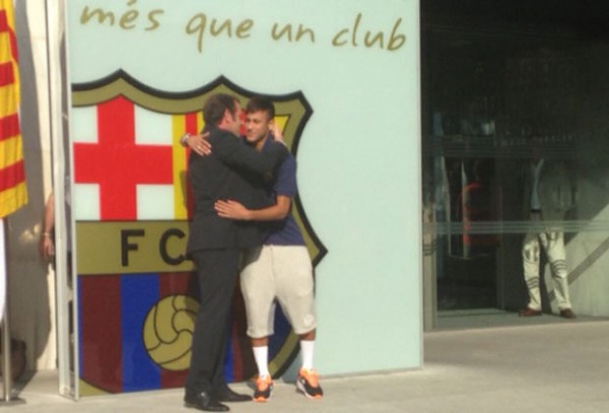 VIDEO şi FOTO » Neymar la prezentarea oficială pe Camp Nou: "Am venit să-l ajut pe Messi să rămînă cel mai bun din lume!"