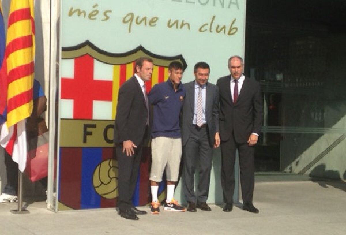 VIDEO şi FOTO » Neymar la prezentarea oficială pe Camp Nou: "Am venit să-l ajut pe Messi să rămînă cel mai bun din lume!"