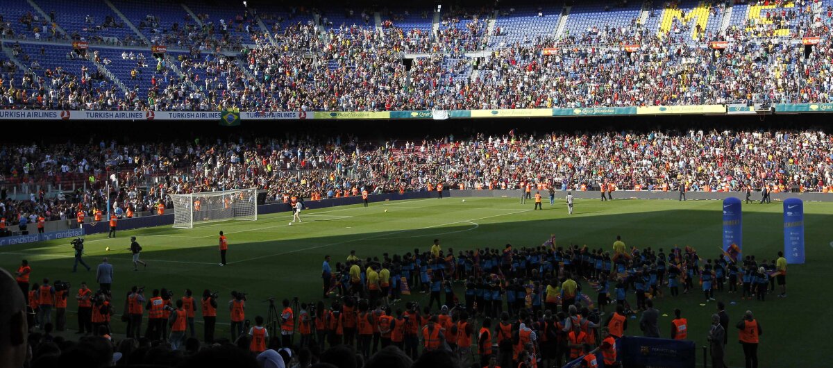 VIDEO şi FOTO » Neymar la prezentarea oficială pe Camp Nou: "Am venit să-l ajut pe Messi să rămînă cel mai bun din lume!"
