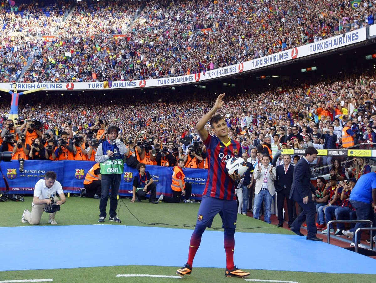 VIDEO şi FOTO » Neymar la prezentarea oficială pe Camp Nou: "Am venit să-l ajut pe Messi să rămînă cel mai bun din lume!"