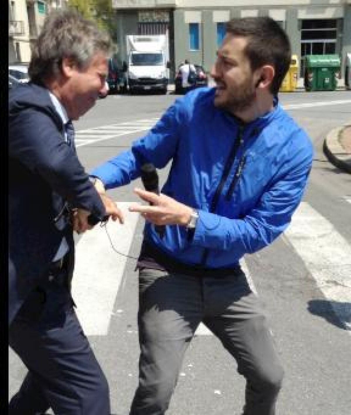 VIDEO Bătut şi cu camera video praf! » Un ziarist a fost atacat în stradă de preşedintele lui Genoa