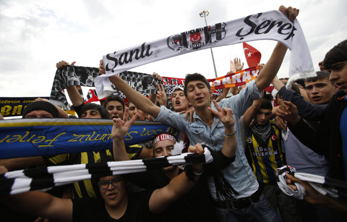 FOTO Istanbul United » Ultraşii lui Galatasaray, Fenerbahce şi Beşiktaş luptă umăr la umăr în ciocniri sîngeroase cu poliţia