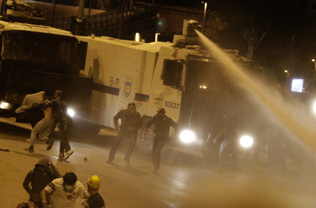 FOTO Istanbul United » Ultraşii lui Galatasaray, Fenerbahce şi Beşiktaş luptă umăr la umăr în ciocniri sîngeroase cu poliţia