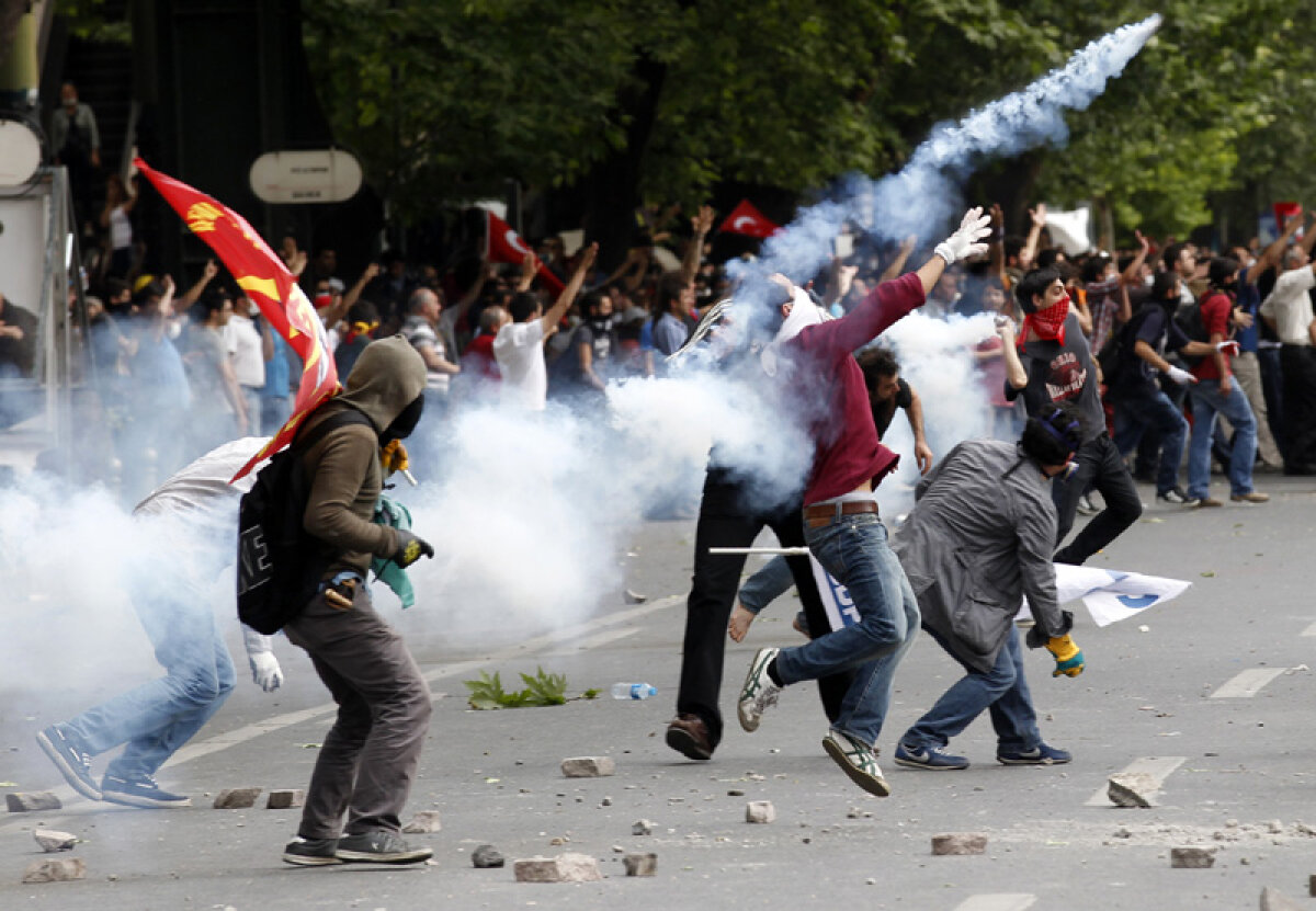 FOTO Istanbul United » Ultraşii lui Galatasaray, Fenerbahce şi Beşiktaş luptă umăr la umăr în ciocniri sîngeroase cu poliţia