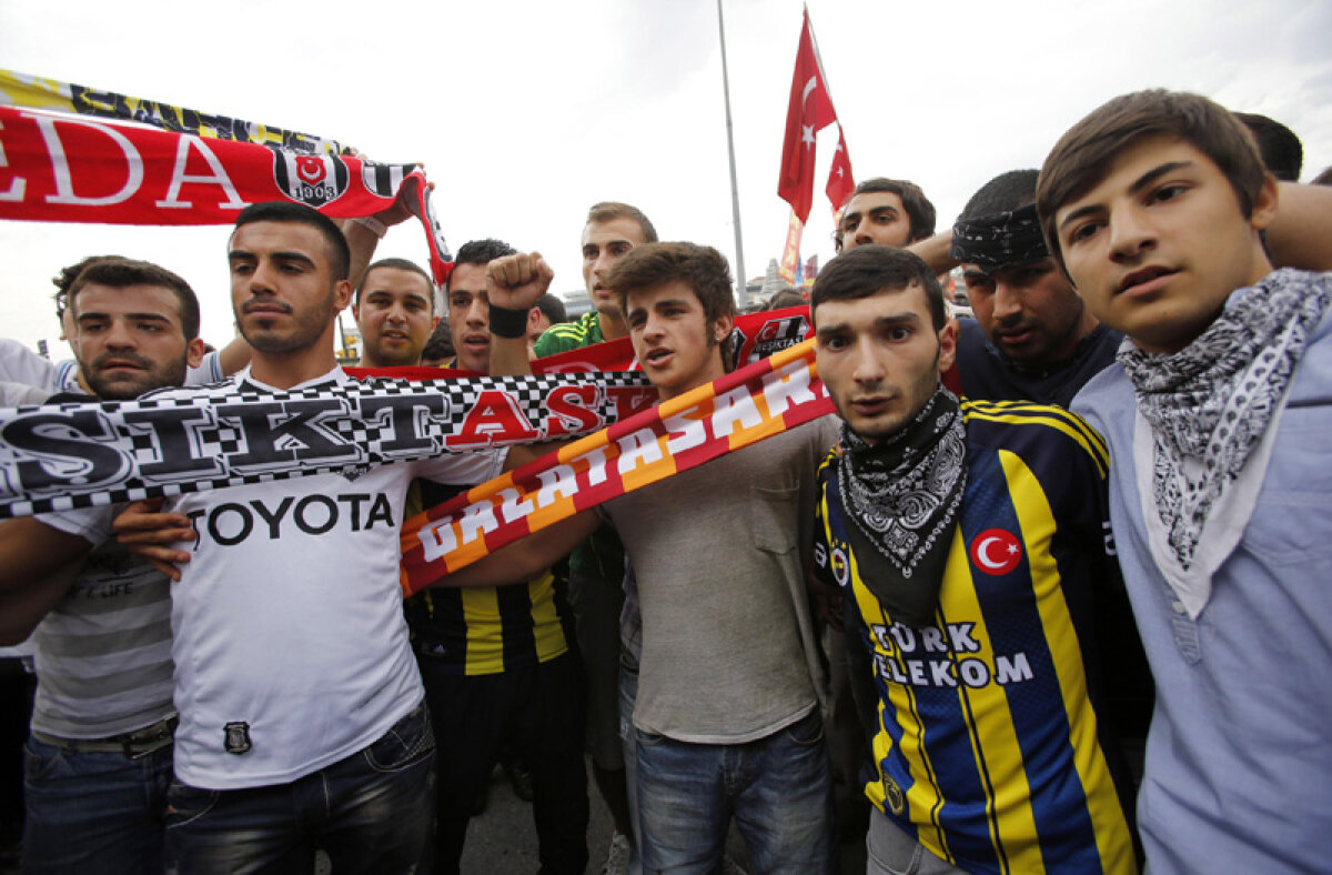 FOTO Istanbul United » Ultraşii lui Galatasaray, Fenerbahce şi Beşiktaş luptă umăr la umăr în ciocniri sîngeroase cu poliţia