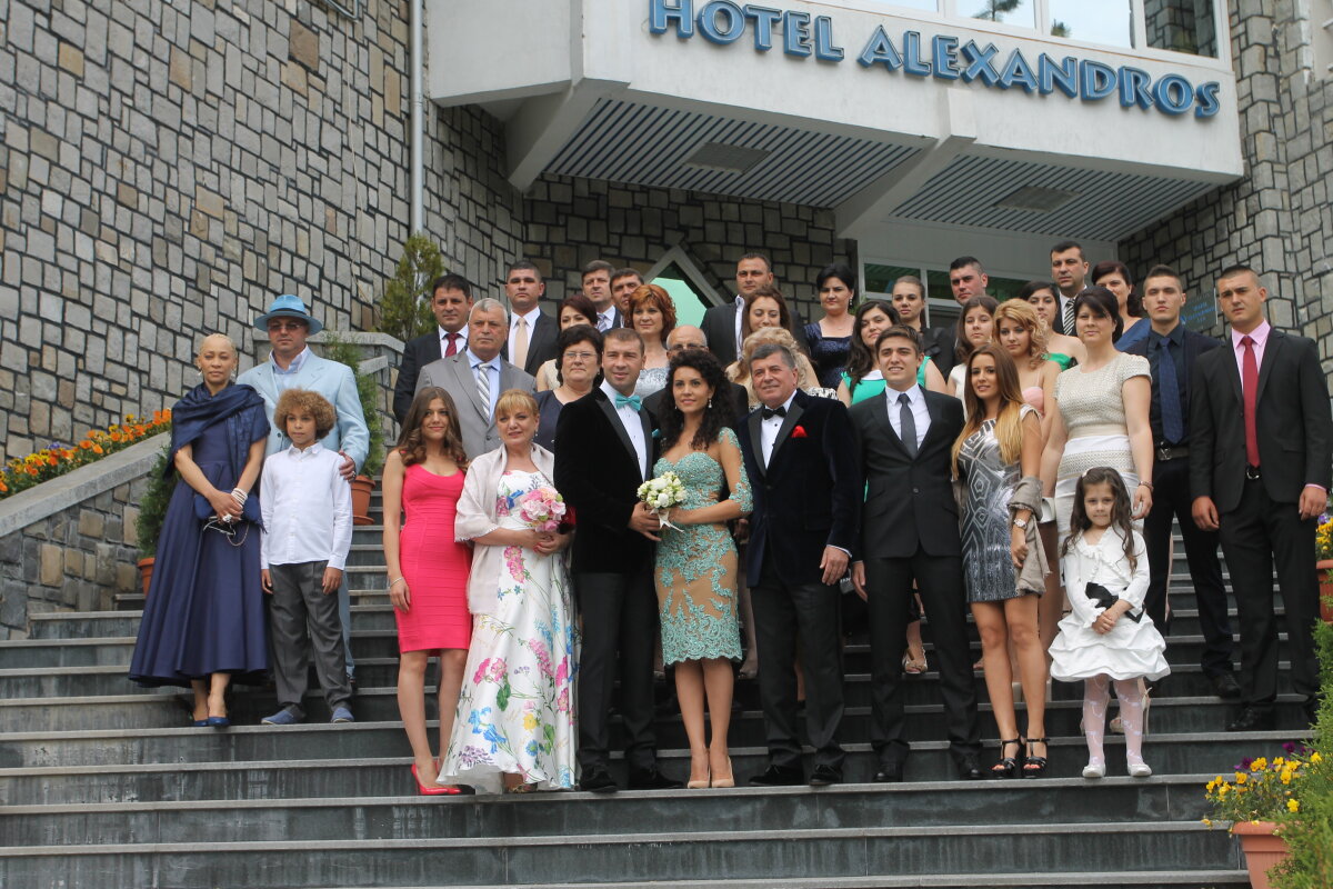 FOTO Lucian Bute s-a căsătorit cu Elena Aprozeanu pe terasa unui castel