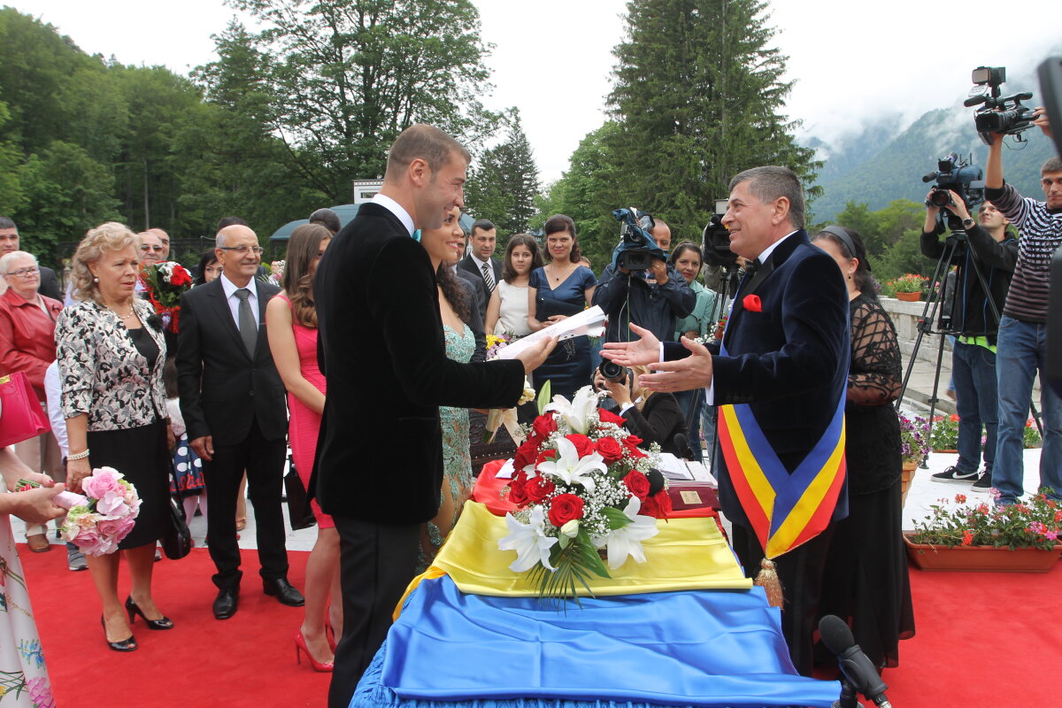 FOTO Lucian Bute s-a căsătorit cu Elena Aprozeanu pe terasa unui castel