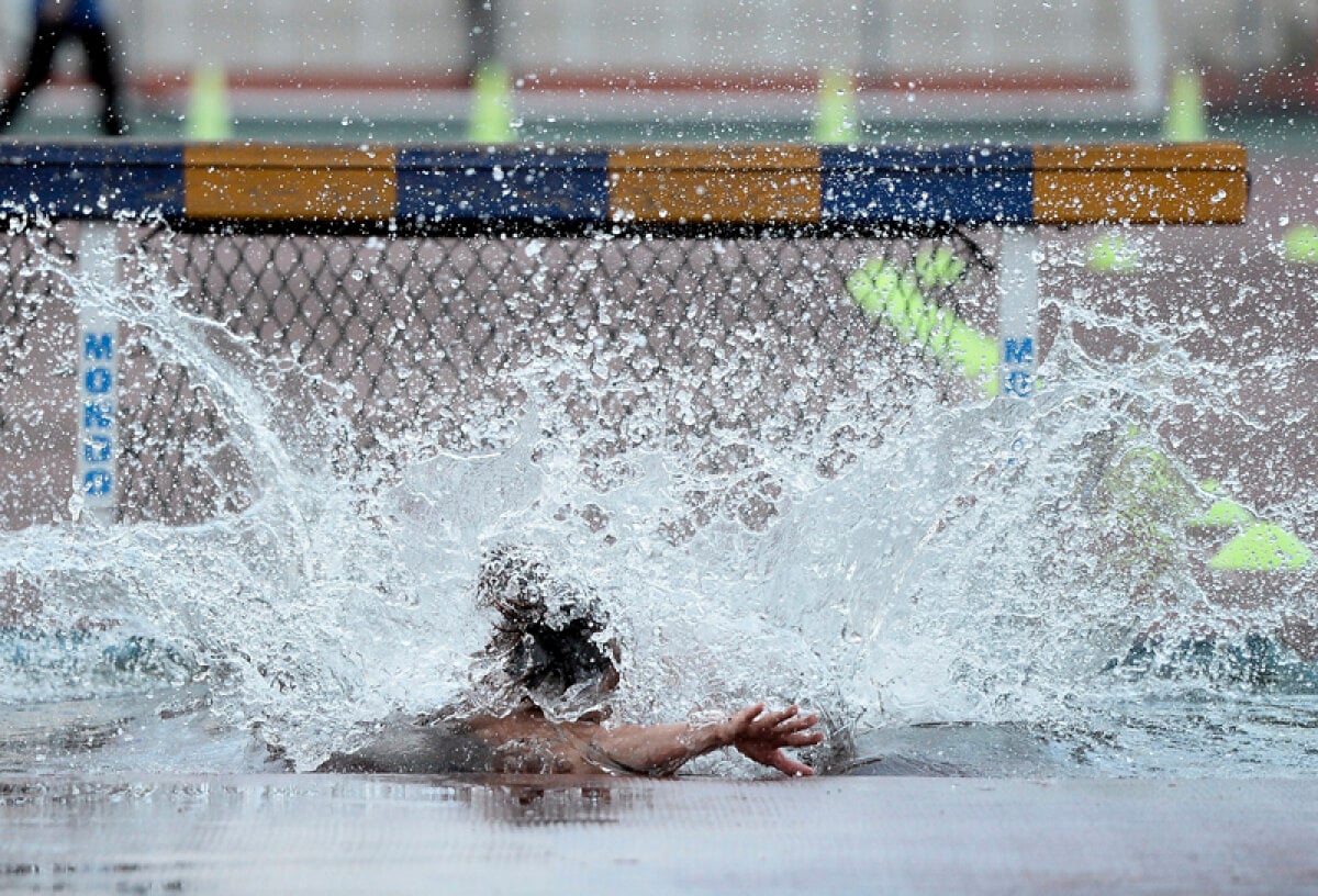 FOTO Înoată, nu aleargă! » Imaginile zilei la Campionatele Internaţionale de atletism ale României