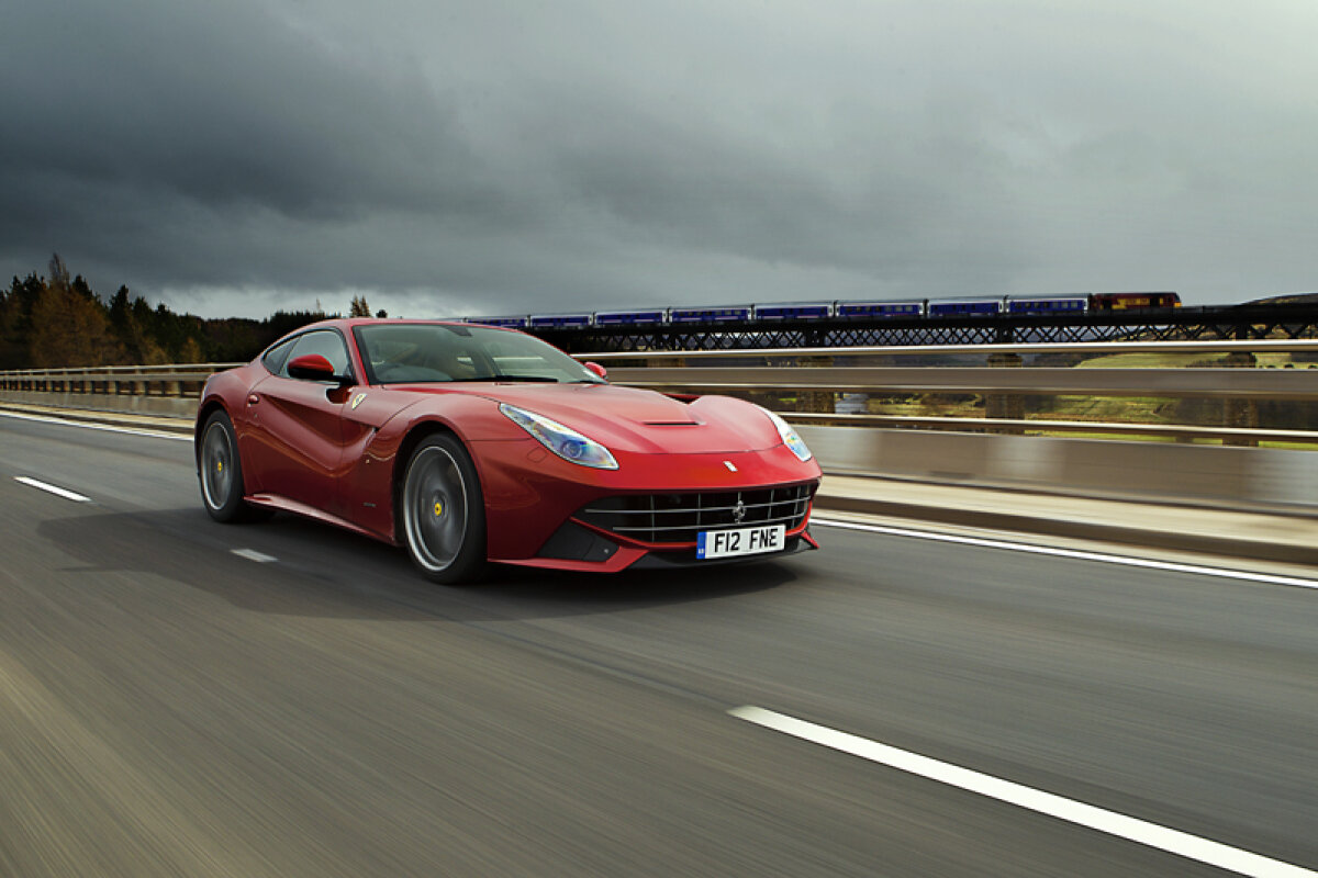 Goană pe şine şi pe roţi » Noul număr TopGear propune o cursă inedită: un tren cuşetă vs Ferrari F12 Berlinetta