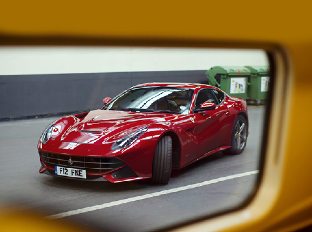 Goană pe şine şi pe roţi » Noul număr TopGear propune o cursă inedită: un tren cuşetă vs Ferrari F12 Berlinetta