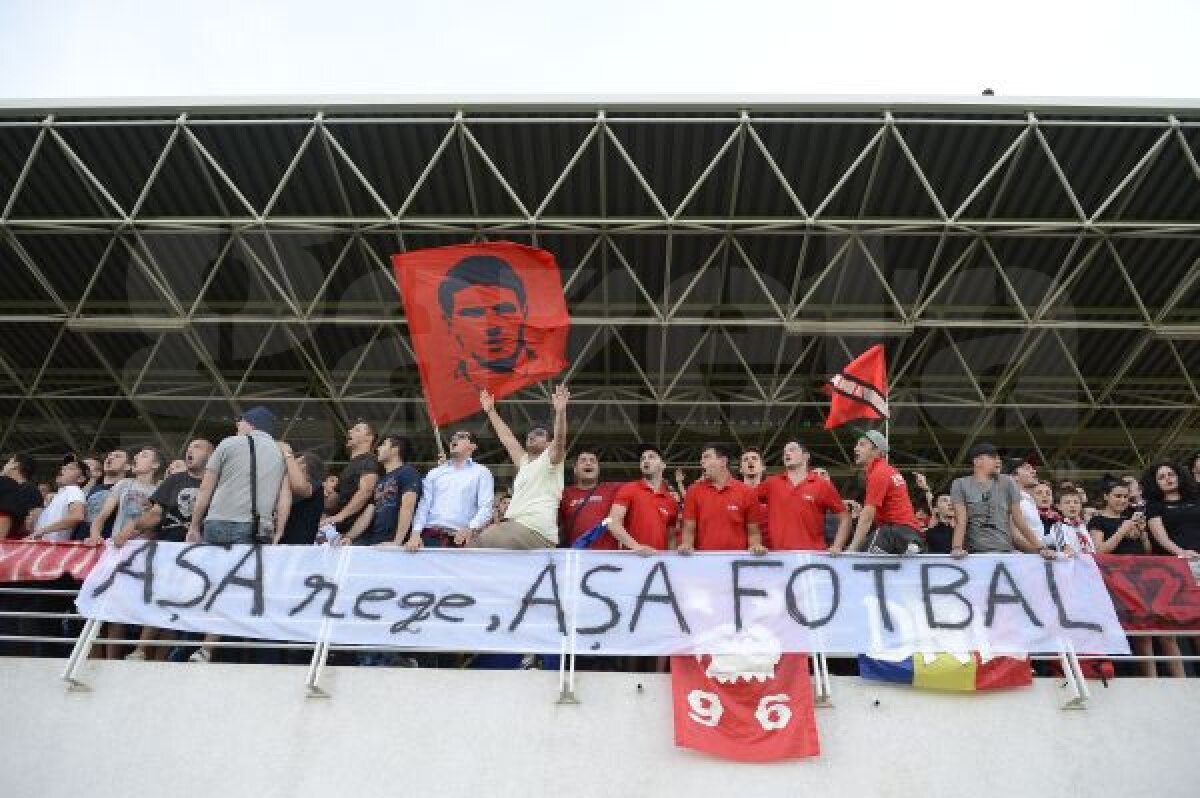 FOTO Hagi, inamicul dinamoviştilor » "Regele" jignit de fanii "cîinilor" la finala Juniorilor A