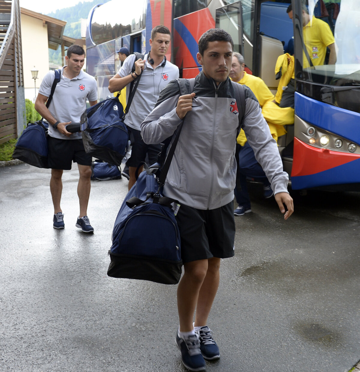 FOTO Willkommen in Osterreich » Steaua a ajuns în Austria. Primul amical e programat pe 22 iunie