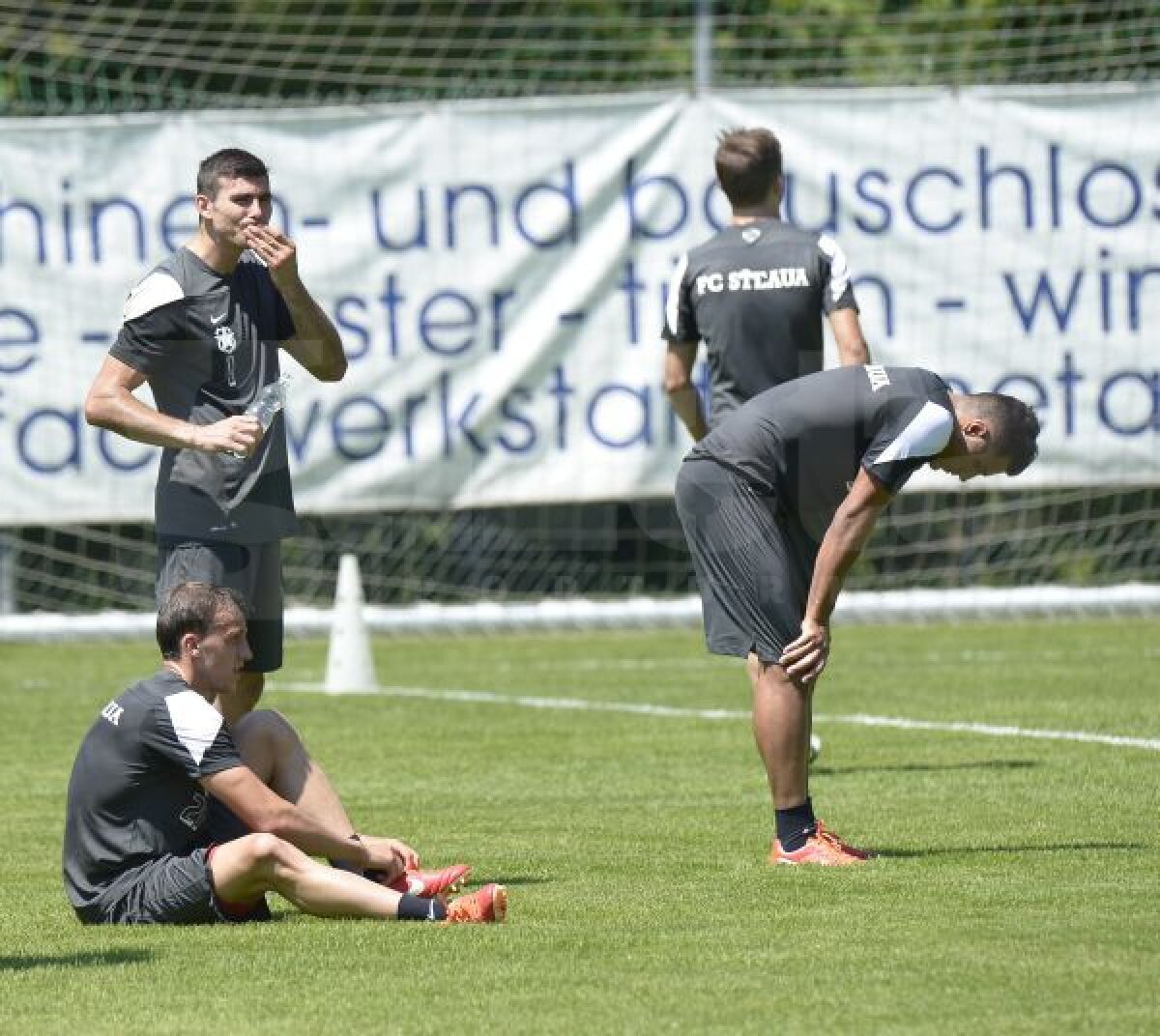 VIDEO+FOTO E greu cu Tommy » Preparatorul fizic i-a epuizat pe stelişti la primul antrenament din Austria