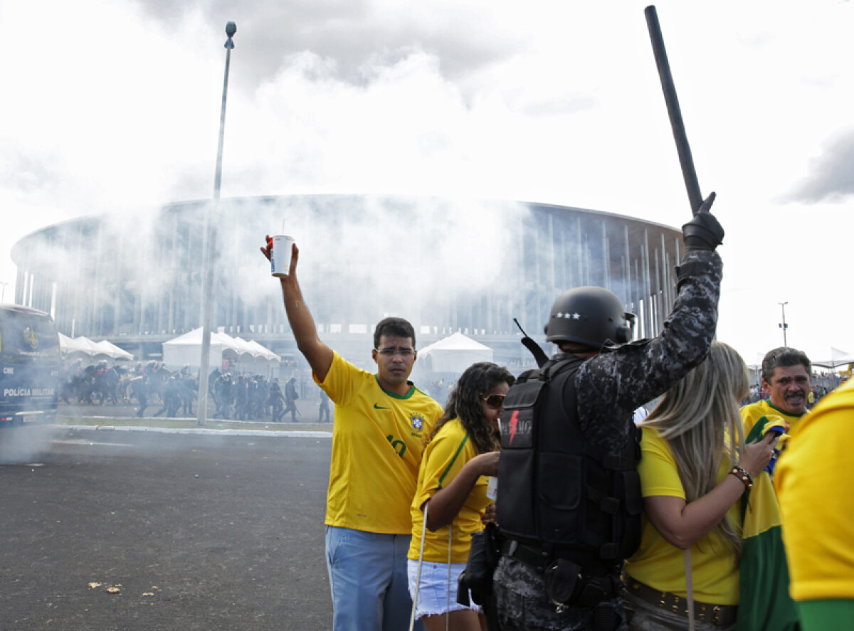 FOTO Haos la primul meci de la Cupa Confederaţiilor » Alergaţi cu caii, vînaţi cu gloanţe de cauciuc şi gaze lacrimogene