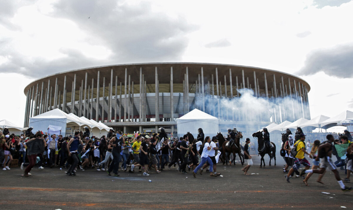 FOTO Haos la primul meci de la Cupa Confederaţiilor » Alergaţi cu caii, vînaţi cu gloanţe de cauciuc şi gaze lacrimogene