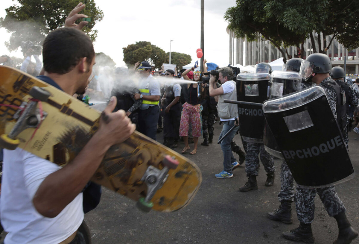 FOTO Haos la primul meci de la Cupa Confederaţiilor » Alergaţi cu caii, vînaţi cu gloanţe de cauciuc şi gaze lacrimogene