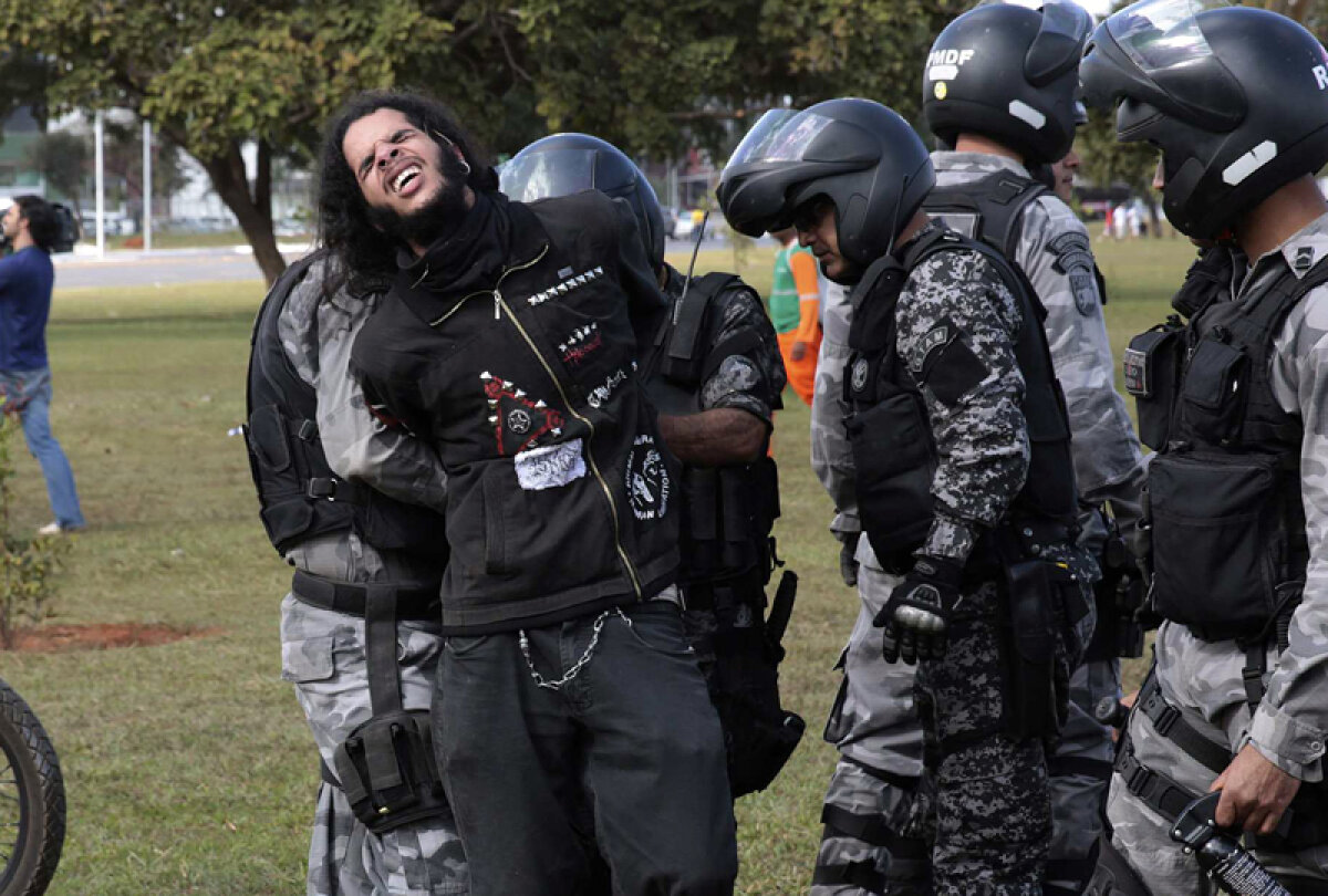 FOTO Haos la primul meci de la Cupa Confederaţiilor » Alergaţi cu caii, vînaţi cu gloanţe de cauciuc şi gaze lacrimogene