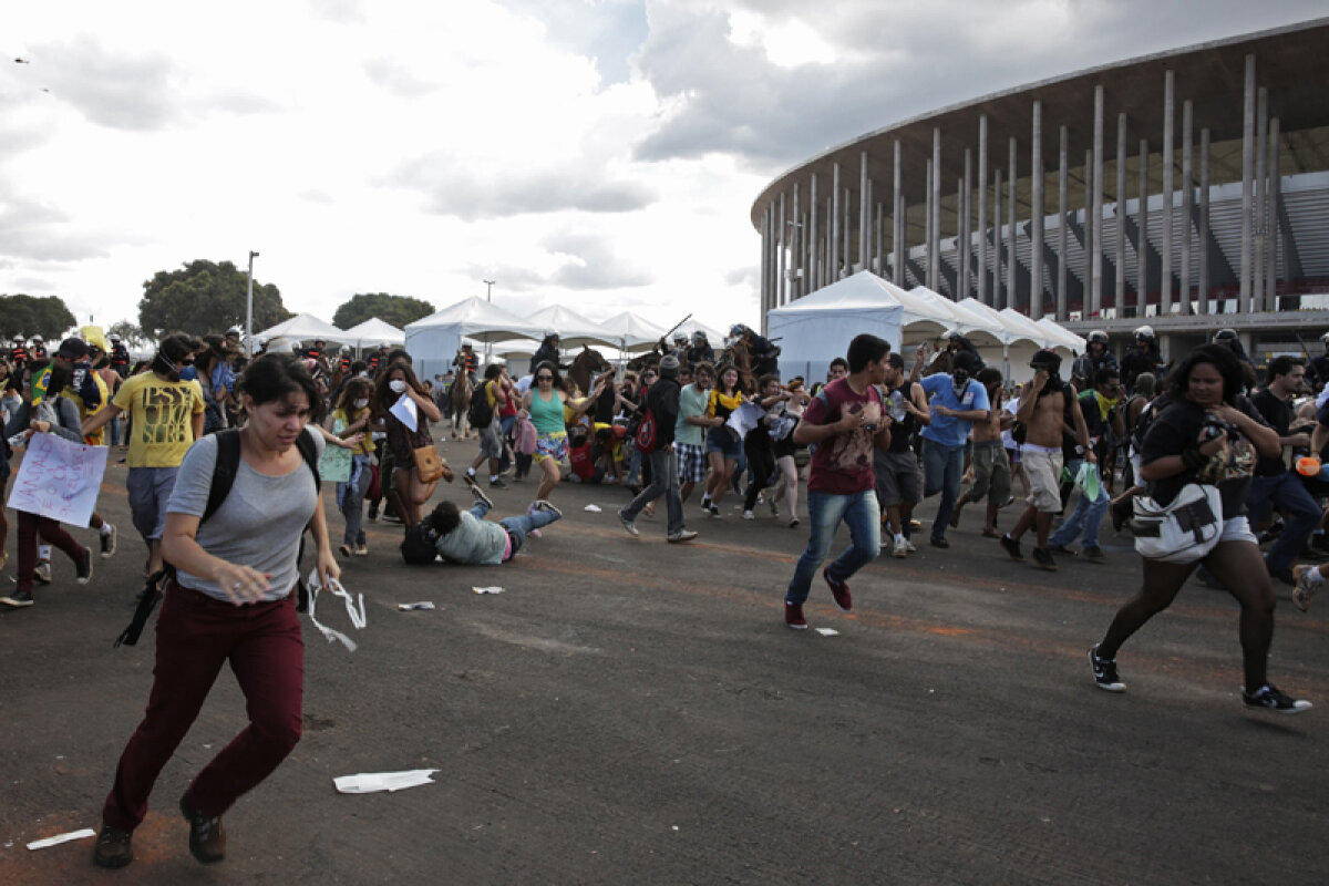 FOTO Haos la primul meci de la Cupa Confederaţiilor » Alergaţi cu caii, vînaţi cu gloanţe de cauciuc şi gaze lacrimogene
