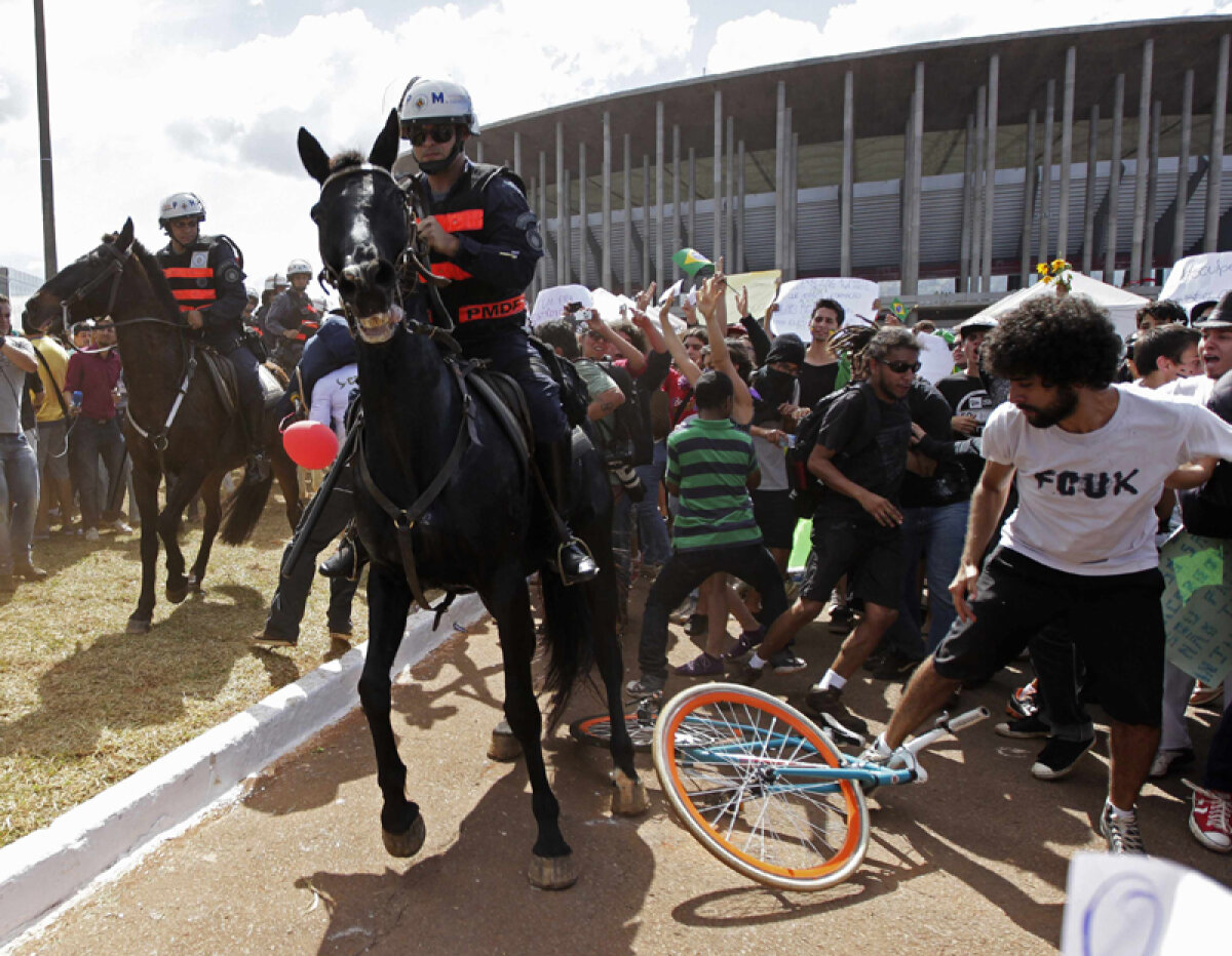 FOTO Haos la primul meci de la Cupa Confederaţiilor » Alergaţi cu caii, vînaţi cu gloanţe de cauciuc şi gaze lacrimogene