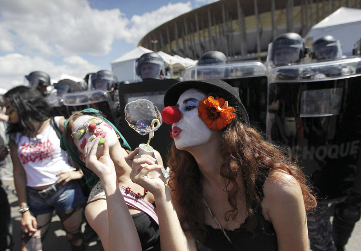 FOTO Haos la primul meci de la Cupa Confederaţiilor » Alergaţi cu caii, vînaţi cu gloanţe de cauciuc şi gaze lacrimogene