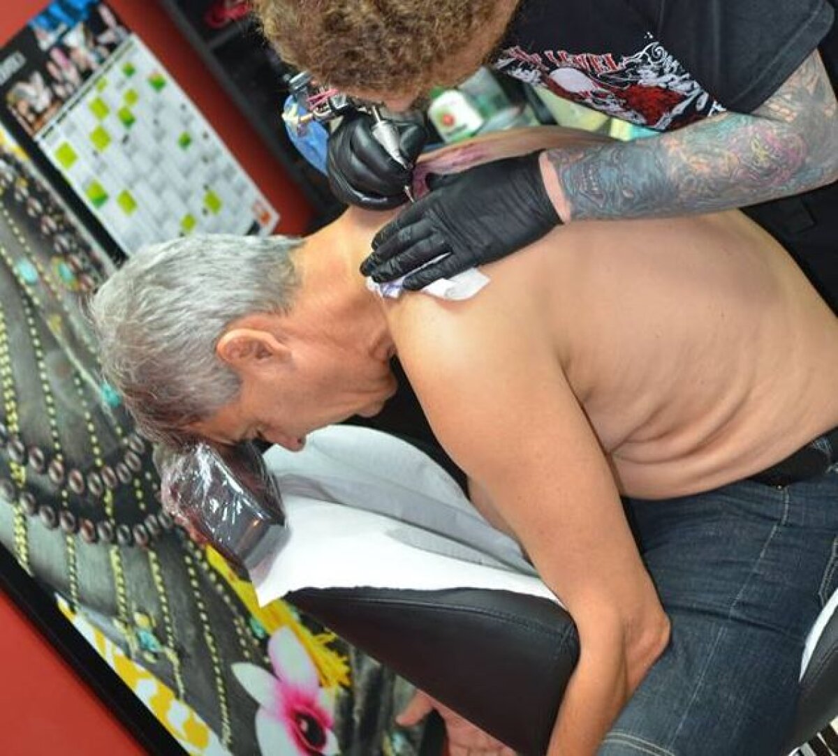 FOTO Unul dintre cei mai "nebuni" antrenori din Liga 1 uimeşte din nou » Şi-a făcut un tatuaj la 57 de ani!