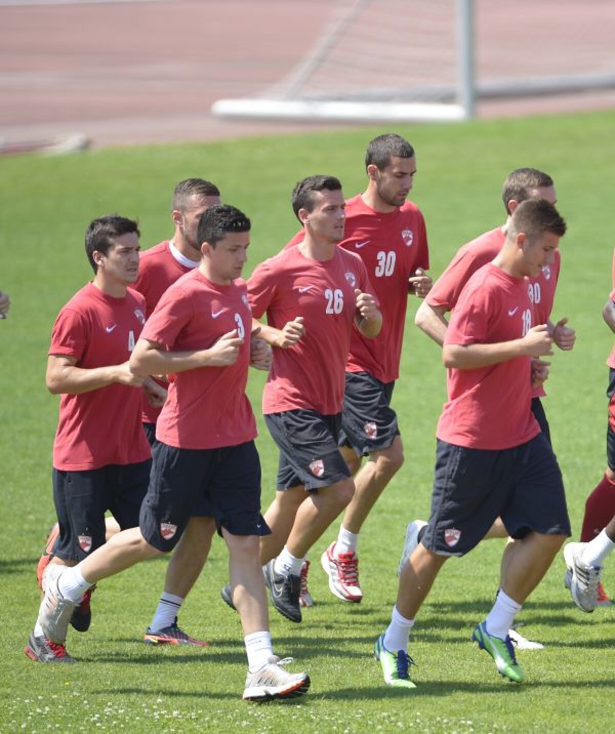 Pe stînga, ca la Medicină » "Cîinii" au probleme în a-şi găsi un fundaş lateral