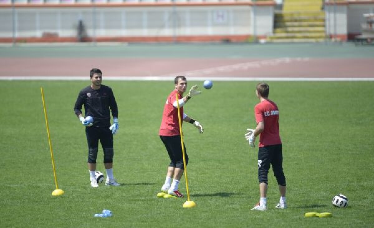 Pe stînga, ca la Medicină » "Cîinii" au probleme în a-şi găsi un fundaş lateral