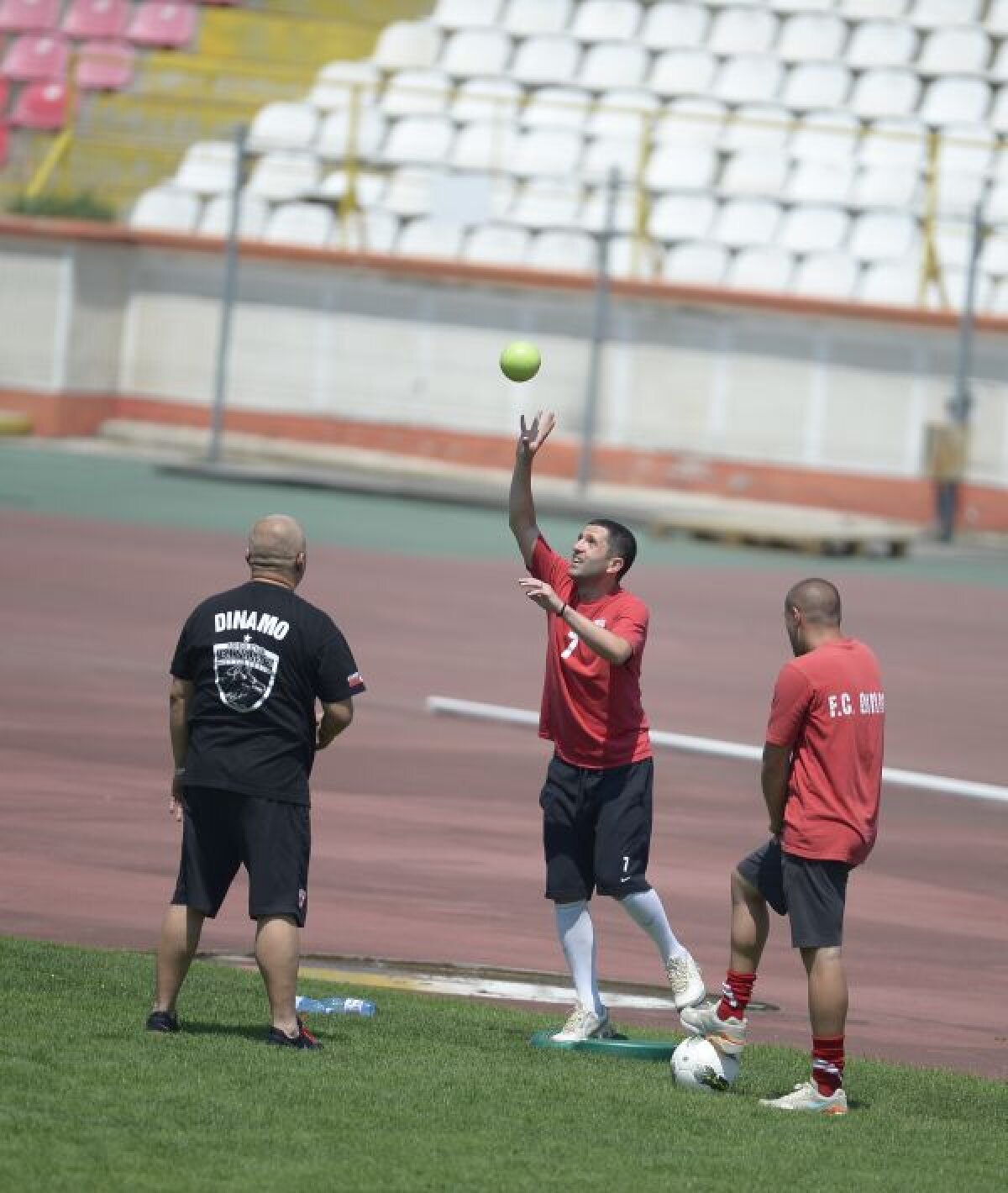 Pe stînga, ca la Medicină » "Cîinii" au probleme în a-şi găsi un fundaş lateral