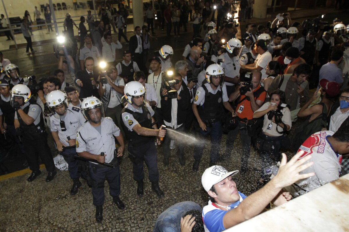 FOTO&VIDEO Haos în Brazilia » Cele mai grave proteste din ultimii 20 de ani ţintesc CM 2014: "De ce daţi banii aiurea?"