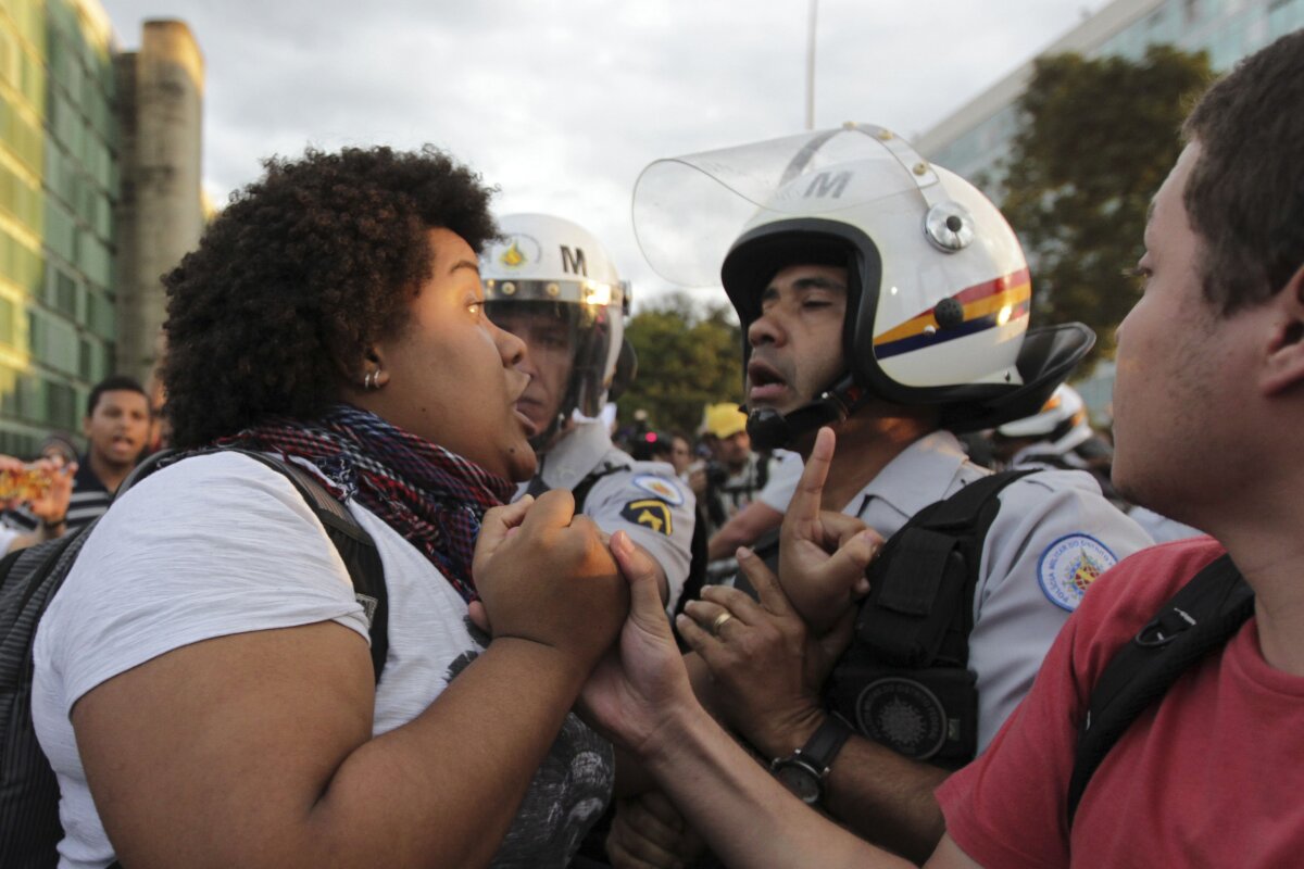 FOTO&VIDEO Haos în Brazilia » Cele mai grave proteste din ultimii 20 de ani ţintesc CM 2014: "De ce daţi banii aiurea?"