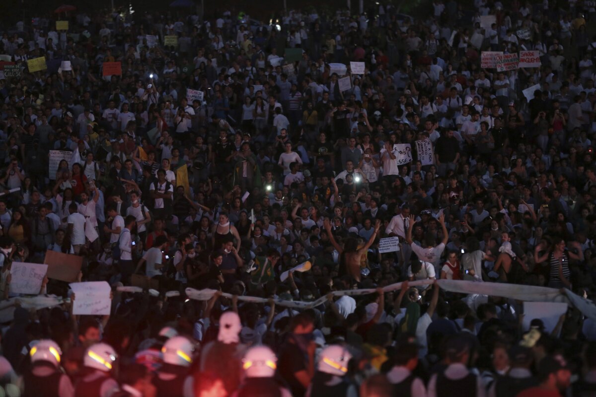 FOTO&VIDEO Haos în Brazilia » Cele mai grave proteste din ultimii 20 de ani ţintesc CM 2014: "De ce daţi banii aiurea?"