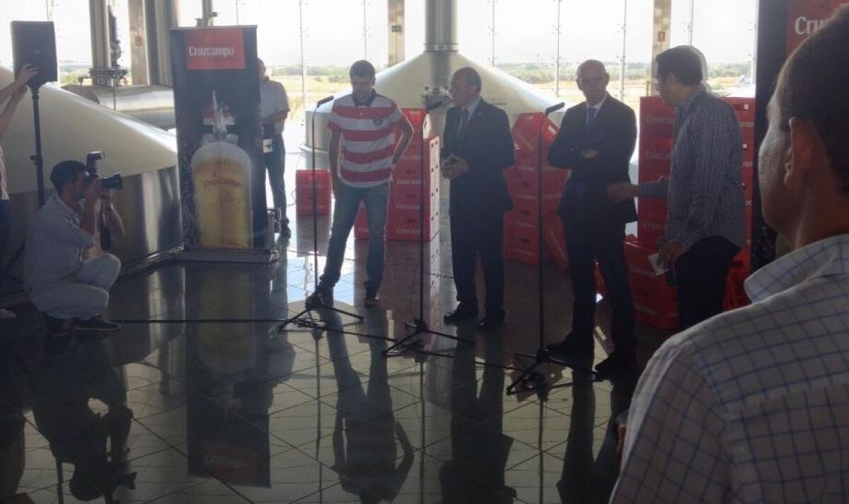 GALERIE FOTO Raul Rusescu a fost prezentat oficial la Sevilla » UPDATE / Mesaj pentru Steaua şi suporterii roş-albaştrilor