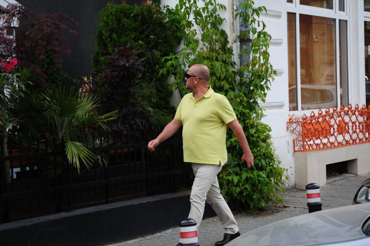 FOTO Cod "verde" în Bănie! Mititelu, în "echipamentul de prezentare" la negocierile VIP :)