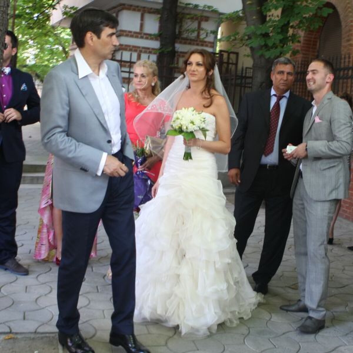 Piţi, socru mic! » Selecţionerul şi-a măritat ieri fiica, dar sponsor a fost naşul Olăroiu