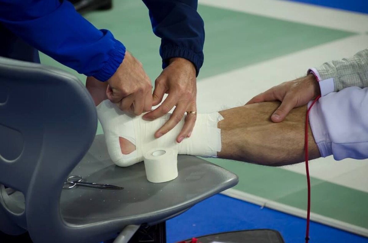 După aur, ghips! » La sosirea în ţară, primul drum pe care l-a făcut Tiberiu Dolniceanu a fost la doctor