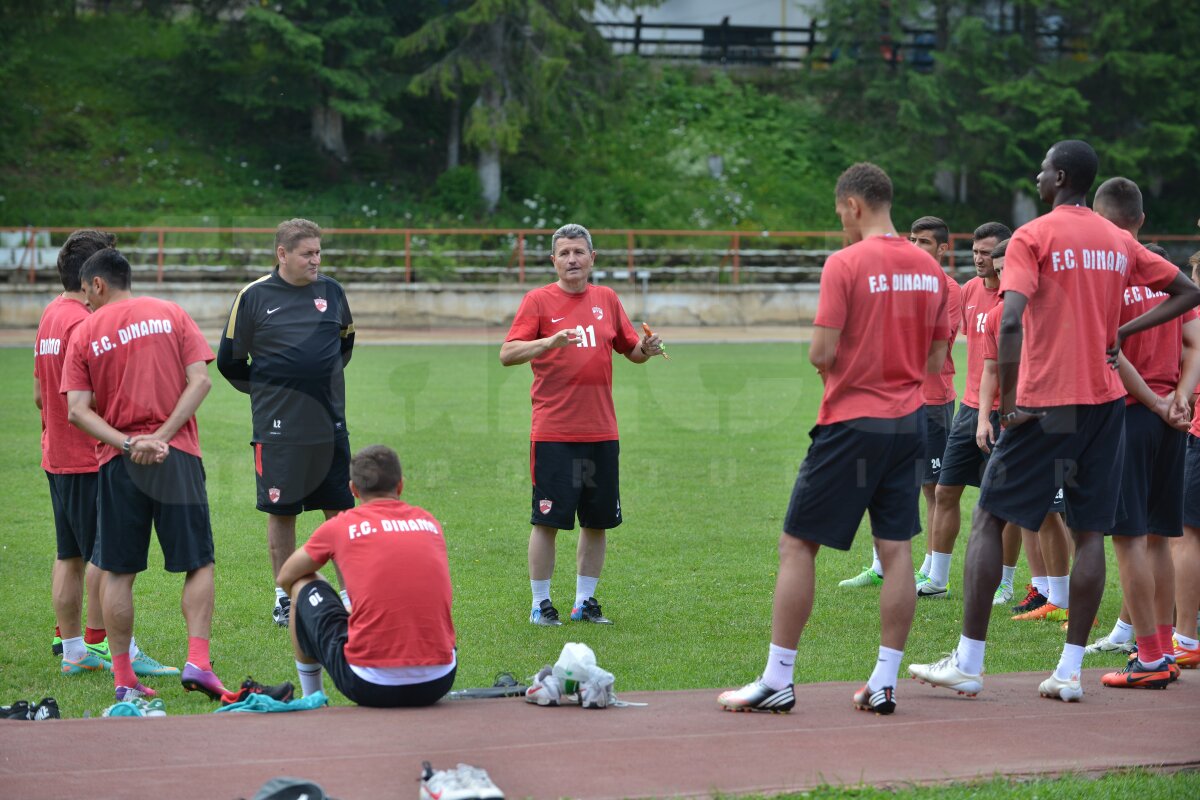 FOTO Scandal la antrenamentul lui Dinamo: "cîinii" au fost evacuaţi, iar Mulţescu nu şi-a dus antrenamentul pînă la capăt :O