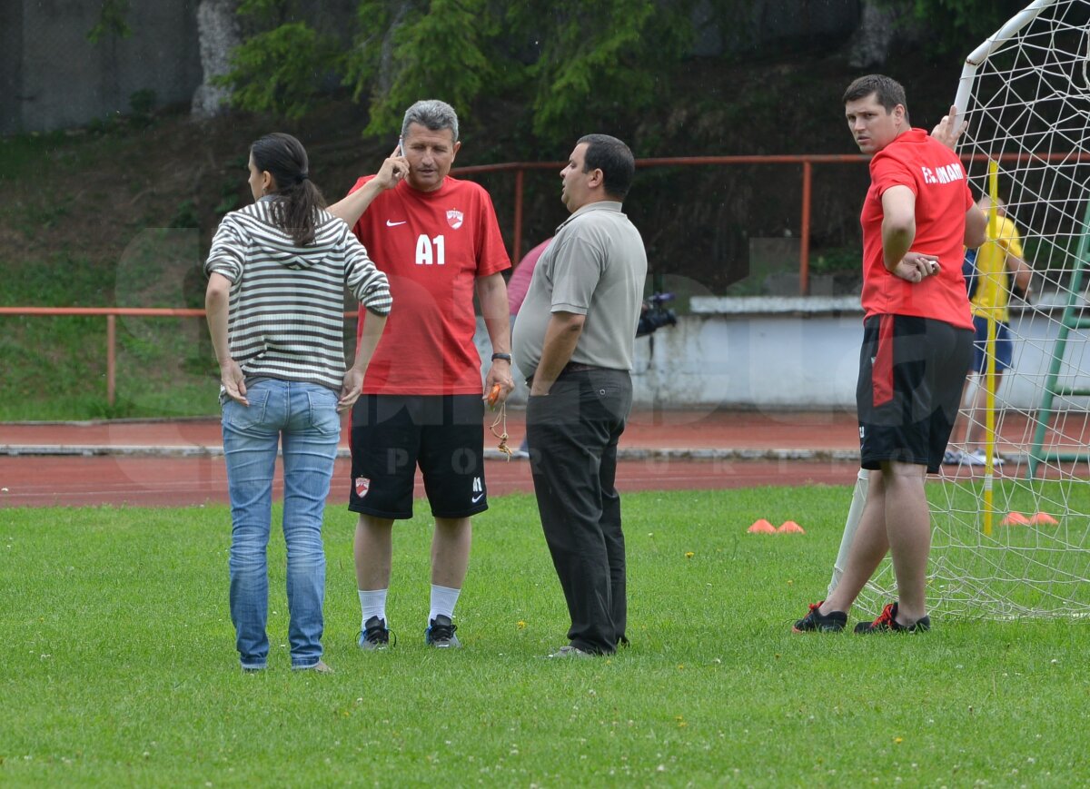 FOTO Scandal la antrenamentul lui Dinamo: "cîinii" au fost evacuaţi, iar Mulţescu nu şi-a dus antrenamentul pînă la capăt :O